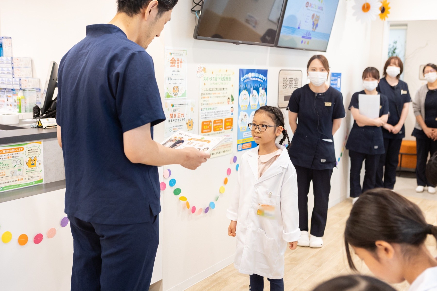 院長から修了証を受け取る子ども