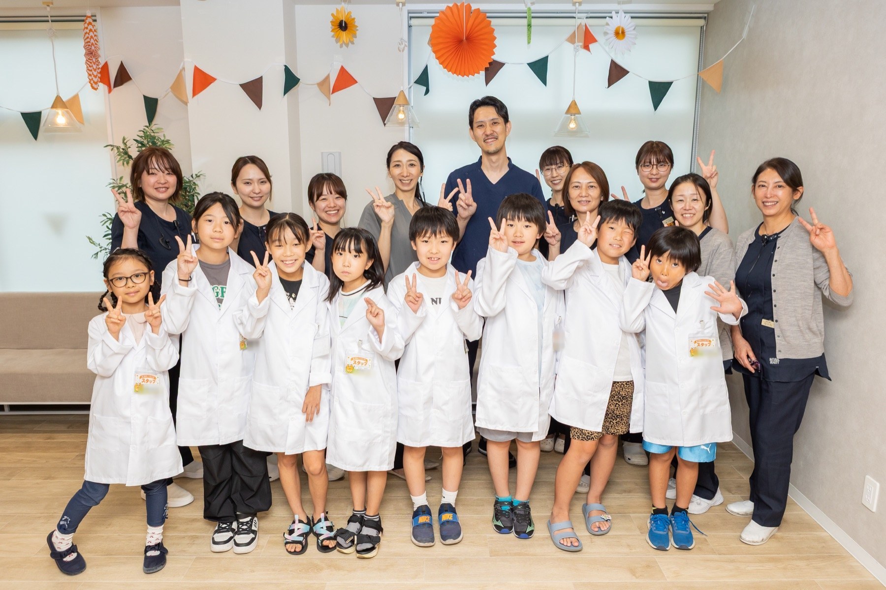 第2回つくもキッズお仕事体験の参加者とスタッフの集合写真