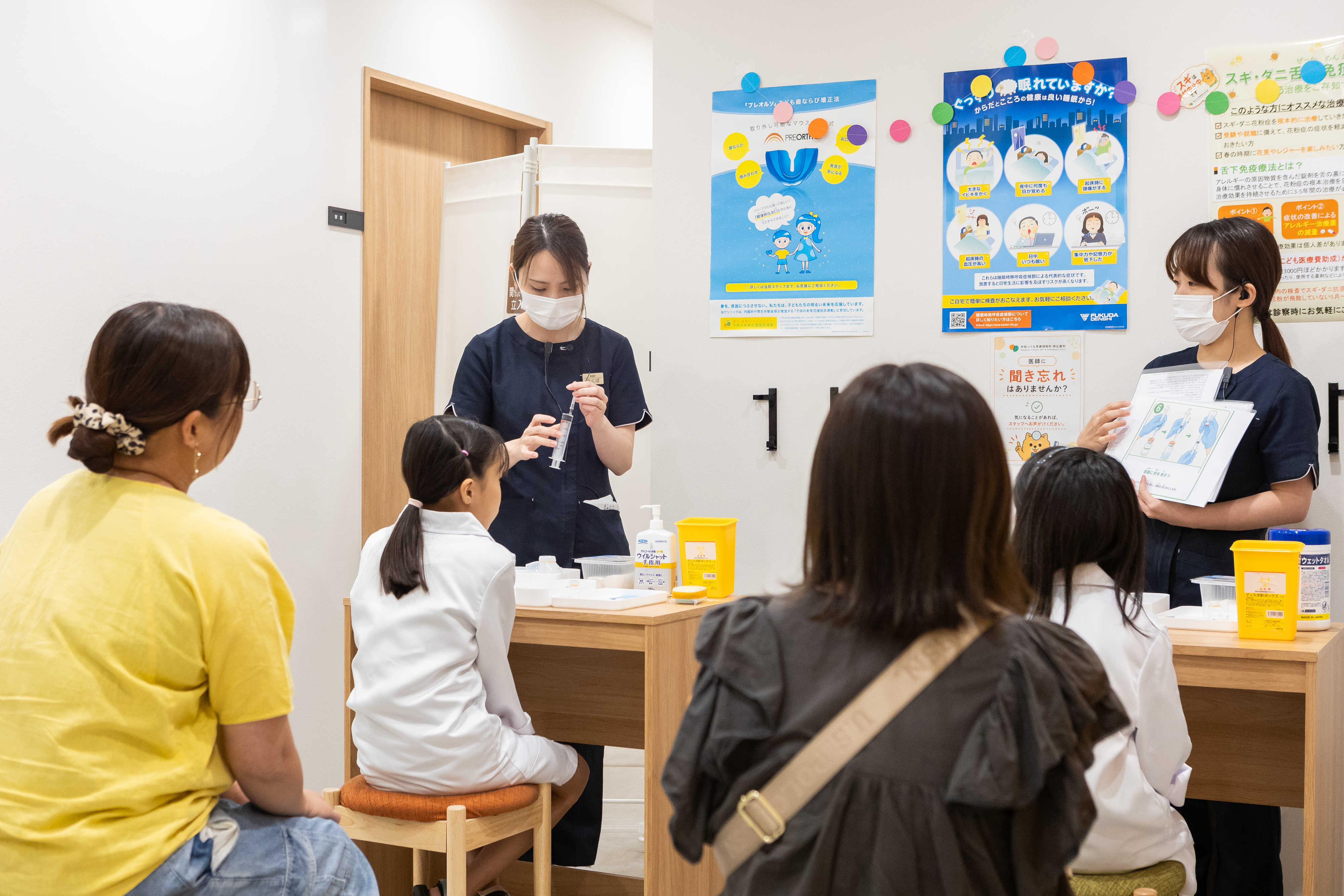 ワクチンの役割について説明を聞く子どもたち