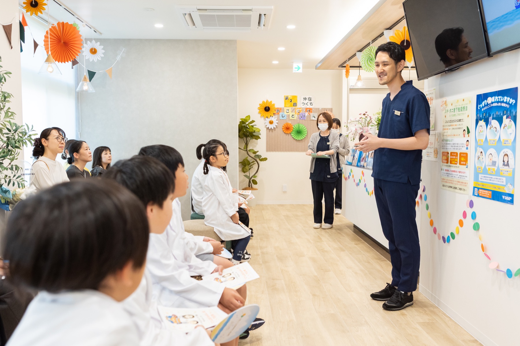 院長の話を聞く開会式の様子